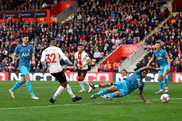 利物浦多赛一场再次登顶英超(利物浦联赛多少场不败)